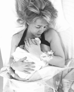 Chantal Janzen Instagram - 29 maart 2018. Om 07.30u belde ik naar de afdeling Verloskunde om te vragen hoe laat we mochten komen. We wisten dat ik op deze dag ingeleid zou worden. Om 11u stonden we op de gang daar, en zagen we dat de verloskamers namen van landen hadden. We stonden het dichtste bij ‘Mexico’, maar die wilden we niet want daar hebben we allebei iets tegen. Leg ik nog wel ‘s uit. We kregen kamer Mexico. Er volgden weeënopwekkers door middel van een infuus en ze braken m’n vliezen. Rond 17u was er 4 centimeter ontsluiting. Gelukkig dacht ie toen nog niet ‘laat ik eens komen’ want dan had ik nooit meer kunnen fietsen, onder andere. Rond 17.40u zei ik tegen Marco dat ik zin had in bozen en frambessen. En de morfinepomp was nog niet eens aangesloten. En toen volgde een super uurtje: weeënstorm. Ik probeerde uit te tunen maar had op dat moment het gevoel alsof ik vanaf m’n maag en m’n hele onderkant in een doorgedraaide shredder vastzat. Ik zei dat de ruggenprik nu wel mocht komen. Op het moment dat de anesthesist middenin een van de pijnlijkste weeën zei ‘Je moet nu voorover bukken’ wilde ik op dat moment roepen ‘Sterf Jeroen’ maar ik zei OOOKEEEEEE en dat was beter. Voor Jeroen. Om 22.30u werd er een kindje geboren wat niet huilde, waar ik van schrok en daarom riep ‘Gaat het goed met ‘m??’ Alles was ok. Hij had een glimlach op z’n gezicht. Achteraf dacht ik dat ik dit alleen zag door de morfinepomp, maar Marco zag het ook. ‘Als je zelf naar het toilet bent geweest mag je naar huis’, zei de verpleegkundige. Ik zei, met 4 verse hechtingen: ‘Nou ik weet één ding: ik ga nooit meer poepen’. ‘Jawel’, zei ze resoluut, ‘dat doe jij wel mevrouwtje’, zei ze met een heerlijk accent door haar Surinaamse roots. Om 04.00u ‘s nachts kwamen we thuis en maakten we James, Isaa en Zion wakker, Essie via facetime. We legden Bobby naast James in bed en ik heb van geluk heel lang gehuild. Ik keek naar Bobby en dacht: Alles is goed. Jouw oma, mijn moeder, noemt jou ‘De eeuwige glimlach’. En daar heeft ze gelijk in. We houden met z’n allen zo van jou, onze kleine geluksbrenger. Je bent een zon in zoveel levens. En nu ben je 6. Ik verheug me op alles wat nog komen gaat met jou. ❤️🎈