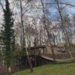 Chantal Janzen Instagram - Kerstvakantie in the Cotswolds❤️ 1. Bob en z’n moeder 2. Onze treehouse voor de nacht. Zó gezellig was dit 3. Het hotel heeft voor iedere gast wellies klaarstaan bij hun huisje (zachte dikke rubberen laarzen in dit geval) en we wandelden naar ‘n dorpje. Voornamelijk in de modder. ASMR liefhebber? In m’n stories heb ik dan een toppertje voor je 4. Als ware Downton Abbey-fanaten liepen m’n man ik met (bijna te enge) blije grimassen rond. Sprookjesachtige dorpen en huizen hier 5. We zagen zelfs ‘n zeer knap house 6. Wellies are my new thing 7. Hij vindt het nog steeds leuk met z’n ouders. Zegt ie. (Godzijdank🥹❤️) 8. Wellie & Wally: wannabe Downton Abbey-figuranten 9. Je kon buiten in bad. Waar toen een hert en eekhoorns voorbij kwamen, maar ik zag ze niet, Bobby zei het. Dus je kunt dit ook als níet waar beschouwen want kleuters zijn vaak zeer onbetrouwbaar in hun informatie 10. Dit was niet de naam van ons huisje ❤️