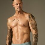 Chantal Janzen Instagram - ARIE & ME IN &C ‘Een fokking fít -special?’ Dat was mijn eerste reactie toen de redactie voorstelde om een fit-special te maken. Ik hou namelijk niet van sporten. Haat is een groot woord, maar ‘t komt erg dicht in de buurt. Ik vind er gewoon geen reet aan. Maar, ik doe het. Omdat het moet en omdat het erna, en soms pas op den duur, goed voelt. Ik train niet als ‘n gek, niet paar keer in de week, niet alsof ik ‘n gouden medaille moet halen. Fitless. Zo kan je mijn sportroutine het beste noemen. Mijn dansersleven was al van kinds af aan op de academie en daarna in theater, fysiek erg zwaar, maar hierdoor heb ik wel een lijf dat snel teruggaat in een voor mij acceptabele vorm. In mijn ogen dus hè, want je lijf is iets dat nooit oké lijkt te zijn. Adele die commentaar kreeg omdat ze flink is afgevallen en ‘Adele nu niet meer Adele is’, Anna Nooshin die na haar bevalling al snel een slank lijf had was ook niet ok volgens sommigen terwijl dat gewoon haar bouw is, soms lijkt niks goed genoeg. Terwijl, Anna is Anna, Vivian is Vivian, ik ben ik en jij bent jij. Miljuschka is prachtig in een lingerieset, Wendy is net zo mooi. Want: Zoveel mensen, zoveel lijven, zoveel smaken. Stop met vergelijken. Stop met spiegelen. Doe wat werkt voor jou. ‘N goed lijf ziet er in ieders ogen anders uit. Je hoeft je afgunst niet te etaleren onder een foto van mensen die hun lijf laten zien in lingerie of over sporten posten. Krijg er inspiratie en motivatie van. Zoek de beweging op die voor jou werkt. Of dat nou op dat Dag 1 of dag 682 is. Laat ze lekker joh. Een personal trainer is nl niet voor iedereen weggelegd en qua tijd is het ook vaak lastig. Dus bij deze een special met en voor alle lijven, en die je handleidingen geeft om in beweging te blijven èn fokking makkelijke gezonde recepten. En ja, jij kunt ook fitter worden. Als je wil. Echt. Lees het interview met leuke @arieboomsmainstagram maar. Dus: Go for it! Whatever ‘it’ in jouw ogen is. ‘N gezonde leefstijl krijgen. Laten we daar eens mee beginnen. En laat ‘fit’ de kers op de taart -die je volgens Arie gewoon moet eten- zijn❤️ Fokking Makkelijk Fit-special. Nu in de winkel of online te bestellen via stories & link in bio.