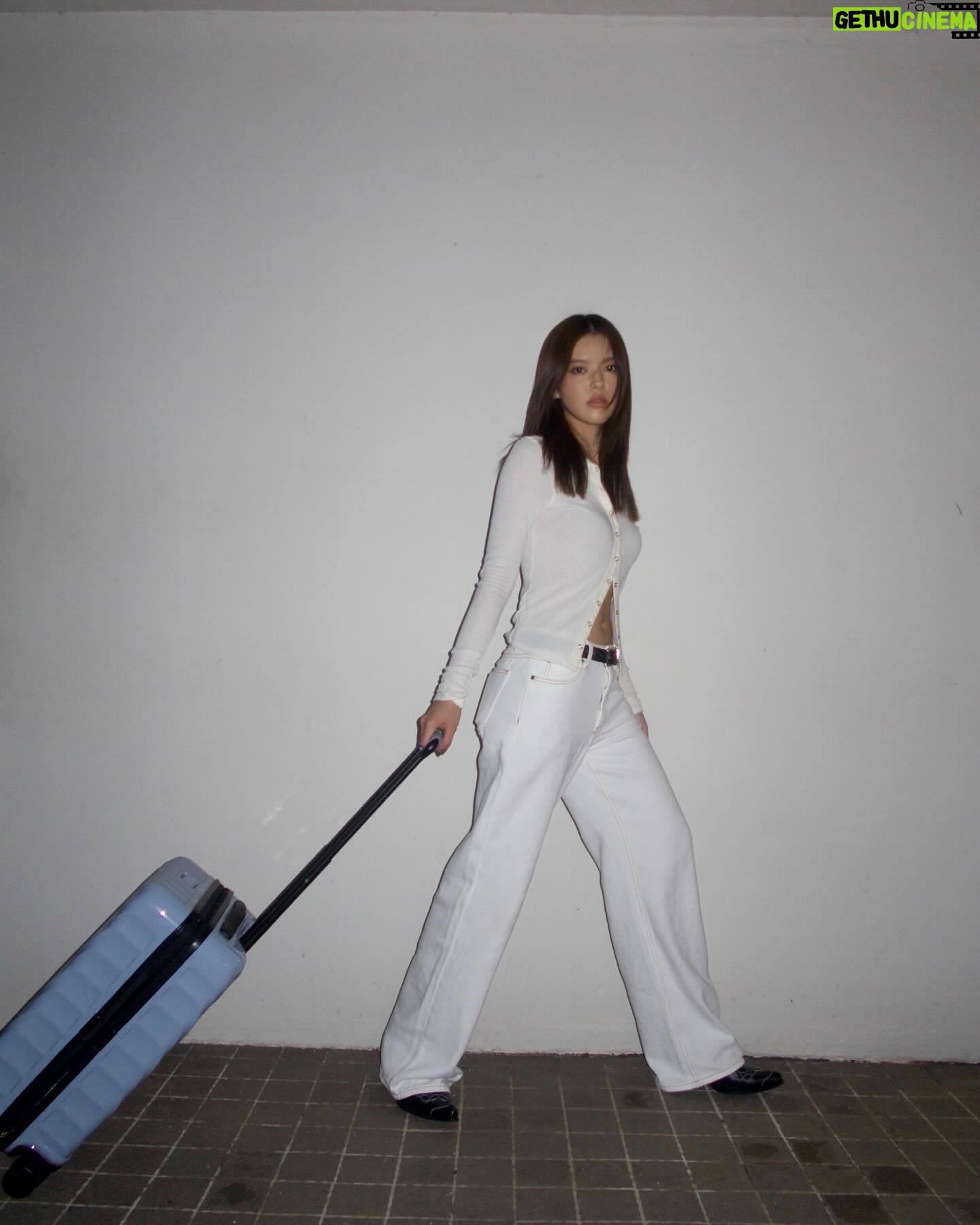 Chanunphat Kamolkiriluck Instagram - Time to travel with new collection @tumitravel ✈️🩵 กระเป๋าเดินทางใบเล็กเหมาะกับการนำติดตัวขึ้นเครื่อง ใครมีแพลนซื้อกระเป๋าใหม่แนะนำรุ่นนี้เลย แอบบอกว่าเค้ามีหลายไซส์ด้วยนะ #TUMI19D #TUMITH