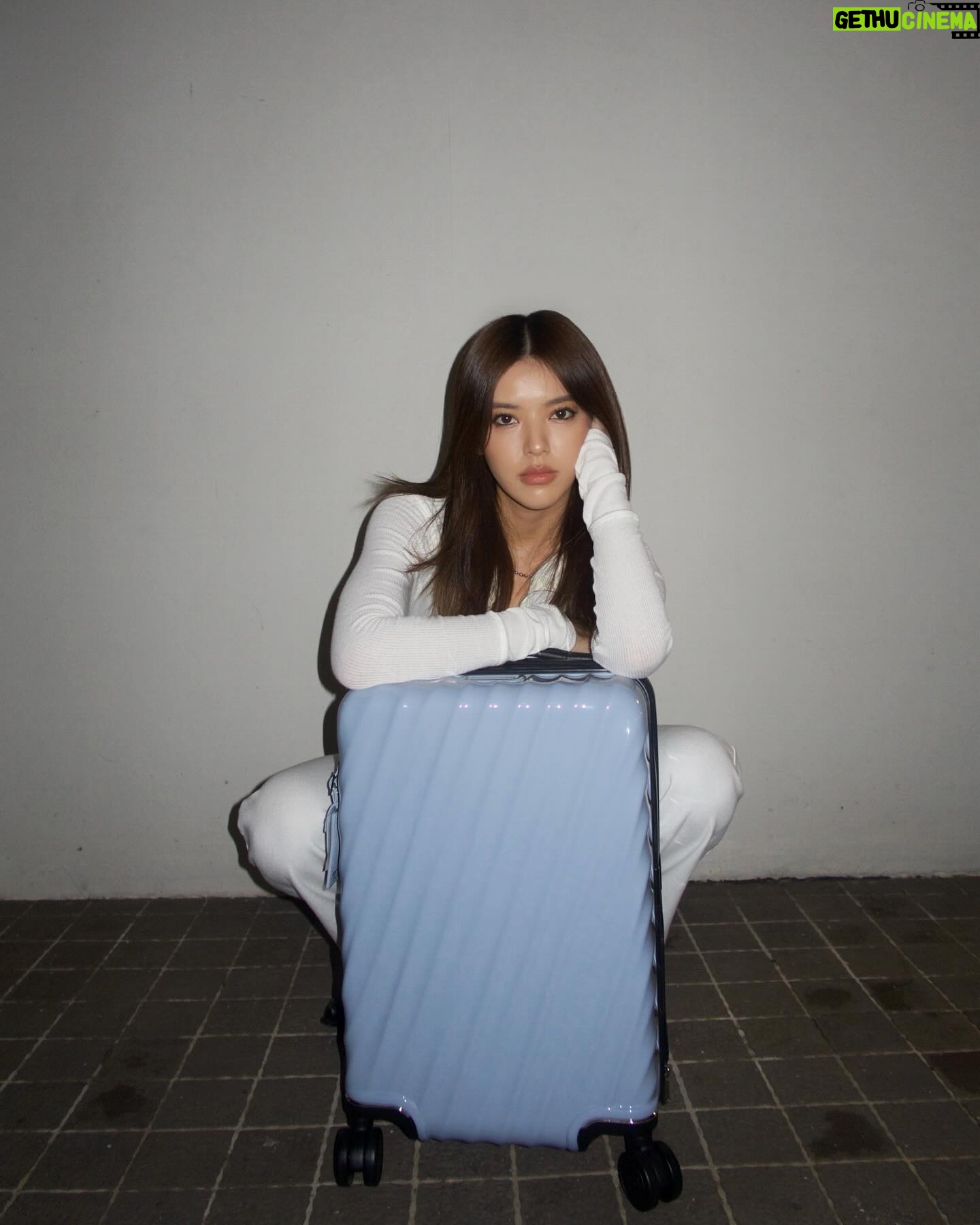 Chanunphat Kamolkiriluck Instagram - Time to travel with new collection @tumitravel ✈️🩵 กระเป๋าเดินทางใบเล็กเหมาะกับการนำติดตัวขึ้นเครื่อง ใครมีแพลนซื้อกระเป๋าใหม่แนะนำรุ่นนี้เลย แอบบอกว่าเค้ามีหลายไซส์ด้วยนะ #TUMI19D #TUMITH