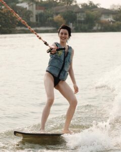 Chanya McClory Instagram - First time wake surfffff 🏄🏻💨 Happy Songkarn everyone 💦 ร้อนมากอยากเปียก ไปเล่นกัน @bangkokwakesurf สนุกสุดสุด ขอบคุณครูเฟย รูปห้าครูกลัวบอร์ดชนเรือ เลยจับบอร์ดละปล่อยกู เพื่อนเวร55