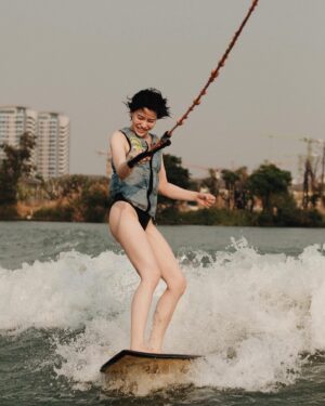 Chanya McClory Instagram - First time wake surfffff 🏄🏻💨 Happy Songkarn everyone 💦 ร้อนมากอยากเปียก ไปเล่นกัน @bangkokwakesurf สนุกสุดสุด ขอบคุณครูเฟย รูปห้าครูกลัวบอร์ดชนเรือ เลยจับบอร์ดละปล่อยกู เพื่อนเวร55