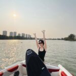 Chanya McClory Instagram – First time wake surfffff 🏄🏻💨 Happy Songkarn everyone 💦 ร้อนมากอยากเปียก ไปเล่นกัน @bangkokwakesurf สนุกสุดสุด ขอบคุณครูเฟย รูปห้าครูกลัวบอร์ดชนเรือ เลยจับบอร์ดละปล่อยกู เพื่อนเวร55