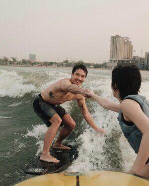 Chanya McClory Instagram - First time wake surfffff 🏄🏻💨 Happy Songkarn everyone 💦 ร้อนมากอยากเปียก ไปเล่นกัน @bangkokwakesurf สนุกสุดสุด ขอบคุณครูเฟย รูปห้าครูกลัวบอร์ดชนเรือ เลยจับบอร์ดละปล่อยกู เพื่อนเวร55