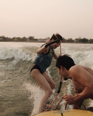 Chanya McClory Instagram - First time wake surfffff 🏄🏻💨 Happy Songkarn everyone 💦 ร้อนมากอยากเปียก ไปเล่นกัน @bangkokwakesurf สนุกสุดสุด ขอบคุณครูเฟย รูปห้าครูกลัวบอร์ดชนเรือ เลยจับบอร์ดละปล่อยกู เพื่อนเวร55