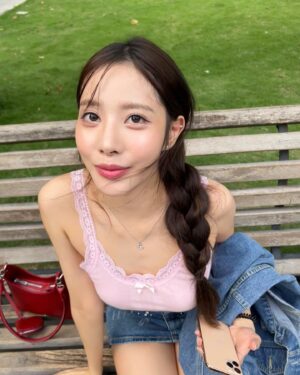 Charada Imraporn Instagram - ฝนตกลืมเสื้อไว้ร้านขายรองเท้าบูธตังไม่พอยืมใครยืมมุก🥹
