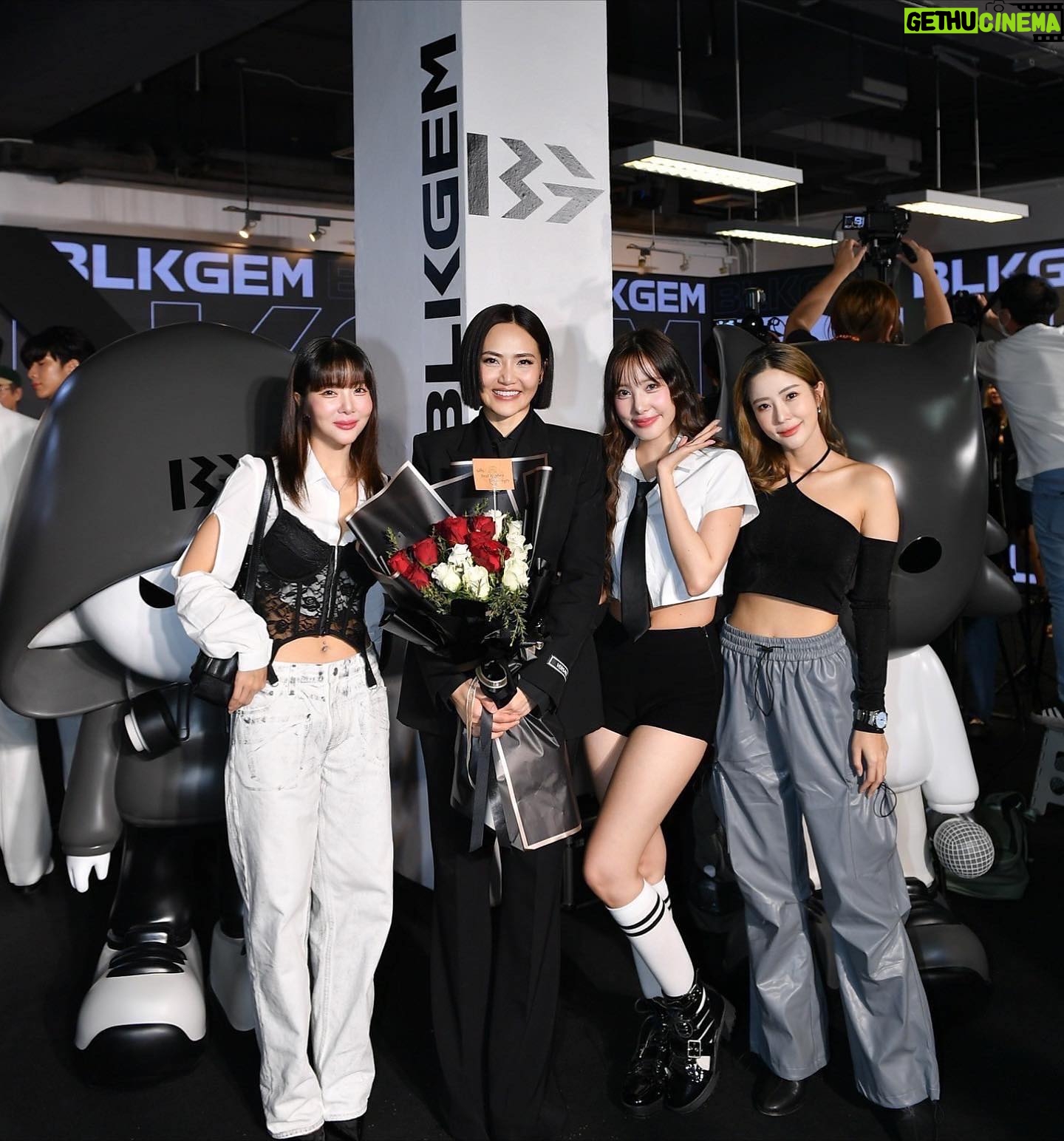 Charada Imraporn Instagram - เด็กน้อยวันนั้นเจอกับครูครั้งแรกกลับบ้านไปเล่าให้ทุกคนฟังว่าอยากเก่งและสวยเหมือนครู🤣และทุกวันนี้ก็ยังทึ่งทุกครั้งที่เจอครูเสมอ🫶🏼 ครูเจไม่เคยหยุดสร้างแรงบันดาลใจและพลังให้กับทุกคนรอบข้างเลย🤍 วันนี้ยินดีกับบทบาทใหม่ของครูมากๆนะคะ รอติดตามและเป็นกำลังใจเสมอค่ะ🥰🫶🏼 @jda_apissara @blkgem.official