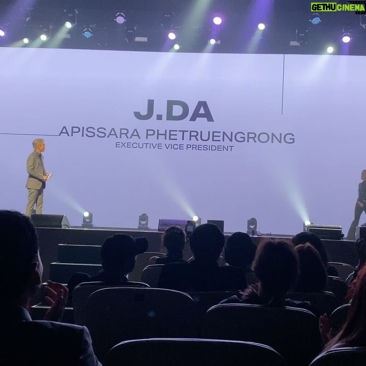 Charada Imraporn Instagram - เด็กน้อยวันนั้นเจอกับครูครั้งแรกกลับบ้านไปเล่าให้ทุกคนฟังว่าอยากเก่งและสวยเหมือนครู🤣และทุกวันนี้ก็ยังทึ่งทุกครั้งที่เจอครูเสมอ🫶🏼 ครูเจไม่เคยหยุดสร้างแรงบันดาลใจและพลังให้กับทุกคนรอบข้างเลย🤍 วันนี้ยินดีกับบทบาทใหม่ของครูมากๆนะคะ รอติดตามและเป็นกำลังใจเสมอค่ะ🥰🫶🏼 @jda_apissara @blkgem.official