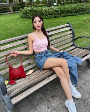 Charada Imraporn Instagram - ฝนตกลืมเสื้อไว้ร้านขายรองเท้าบูธตังไม่พอยืมใครยืมมุก🥹