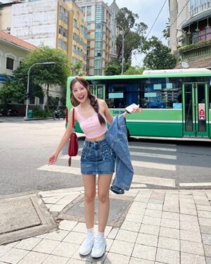 Charada Imraporn Instagram - ฝนตกลืมเสื้อไว้ร้านขายรองเท้าบูธตังไม่พอยืมใครยืมมุก🥹