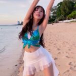 Charada Imraporn Instagram - มาทะเลก็ต้องเพลงนี้สิ🏝คนอื่นเค้า jump เรายังไม่มูฟออนจาก #smart 🤣🫶🏻 ขอบคุณมุมกล้องจาก @warutthaim #le_sserafim #le_sserafim_smart #chalaladance