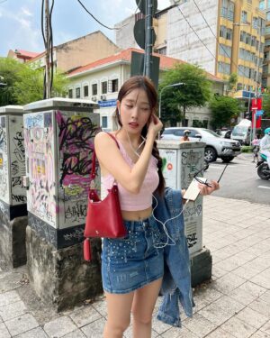 Charada Imraporn Instagram - ฝนตกลืมเสื้อไว้ร้านขายรองเท้าบูธตังไม่พอยืมใครยืมมุก🥹