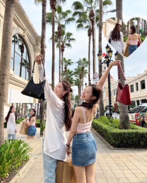 Charada Imraporn Instagram - ฝนตกลืมเสื้อไว้ร้านขายรองเท้าบูธตังไม่พอยืมใครยืมมุก🥹