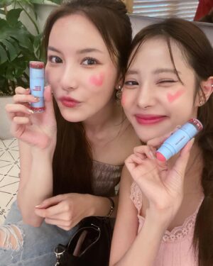 Charada Imraporn Instagram - ฝนตกลืมเสื้อไว้ร้านขายรองเท้าบูธตังไม่พอยืมใครยืมมุก🥹