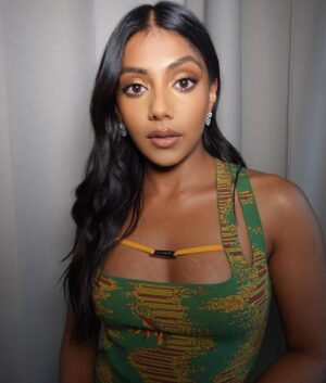 Charithra Chandran Instagram - In case you forgot ❤️

Thank you @priya.ahluwalia1 for the beautiful outfit! 
.
Styling: @hollyevawhite in @ahluwalia and @debeersofficial 
Makeup: @sofiamariamua using @charlottetilbury