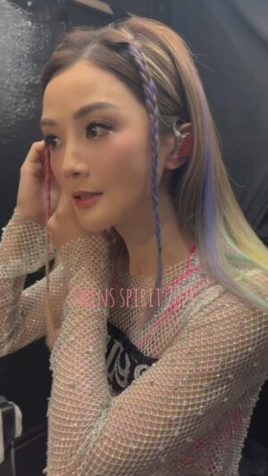 Charlene Choi Instagram - 農曆新年嘅假期你哋點過呀？
呢個假期我嘅節目非常豐富
狂食狂瞓
打吓牌吹吓水去吓旅行拜吓年咁啦
呢兩日先至有少少靜落嚟嘅時候
撳吓個相簿
睇返好多喺舞台上面嘅片段同埋相
有啲掛住演唱會嘅日子添🙃
諗諗吓仲有一啲人好想多謝
無咗佢哋成件事都唔會成就到咁圓滿
除咗喺台上面已經多謝過嘅人
今日我都好想喺呢度正式多謝吓呢啲不可或缺而我又無喺台上逐一多謝到嘅一班默默付出嘅人

首先多謝我屋企個姐姐Eni
多謝佢每一日嘅照顧 煲N樣嘢俾我飲 保住我把聲
同埋照顧我隻貓 等我可以集中精神

多謝我司機阿權
日日除咗接送我之外 仲要幫我不停來回拎嘢買嘢

多謝幫我戴耳機嘅妹妹阿Wing
為咗我可以演出順利 日日都會上香拜神

每一晚爭分奪秒quick change嗰陣
我一衝出房門就有一個男人企係門外
二話不說拖住我一路小跑穿梭喺台底各種機關之中
直到我走上升降台 企好 佢就會舉起一隻拇指
然後我就安全升上台面
每一次我都覺得呢個畫面好浪漫
覺得自己好似拍緊「天若有情」咁🤣
呢個人就係我嘅FM Tommy 多謝你

仲有一個FM叫嘉駒
佢會好細心咁喺舞台上睇住我哋係咪安全
又會定時定候送水比我哋飲
多謝你

我仲要非常非常多謝曾樂彤 @tsangloktung 
1月20號第一次上台總綵排之後
我個人可以話灰到一個點
我把聲仲未可以控制得好好但第二日已經係show day
佢本身係嚟幫手影吓相又做吓觀眾
但佢知道我嘅擔憂之後
就自告奮勇話陪我一齊唱unison 
第二日當佢把聲輕輕喺我耳機裡面出現
我又真係好似輕鬆咗喎
個感覺係好似打機 有人陪你一齊去打大佬咁
第一日完咗show
我落台後即刻攬住佢喊
大佬呀！觀眾聽唔到佢把聲㗎!
剩係得我一個聽到
咁樣佢都肯陪我唱足14場
仲唱到聲都沙埋
實在太偉大喇！！！
而我亦都可以慢慢將佢把聲喺耳機度一日比一日咁調細聲啲 
我真係超級無敵感謝佢
大恩大德無以為報🫡🥰

多謝Michael
佢係從第一個演唱會開始
Twins所有演唱會嘅服裝都係佢幫我哋洗
演唱會結束之後
佢會洗乾淨啲衫
幫我哋keep好
直到下一次從演唱會再見
等我哋唔使比蟲咬

多謝Stanley team
每一日都打醒十二分精神咁𥄫實我哋
確保我哋嘅安全

仲有要多謝台底好多工作人員
每日臨出場前都會同我講good show同埋點歌⋯😅
雖然只係幾句說話
但都比到我好大嘅動力
多謝你哋

就係有佢哋每一個嘅幫助
我先可以咁大無畏放心地去完成呢個挑戰！

好好好好多謝你地🥰

Video by @heibiebie 😘