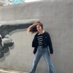 Charlene Choi Instagram - 估吓我同呢埲牆玩咗幾耐？！😛 #旅行點滴 其實 #我啲friend仲癲 🤣🤣 （請自己對號入座😏) 真係群啲乜嘢人就會變咗做乜嘢人⋯😌 好鍾意冇乜plan嘅旅行 #走走吃吃喝喝買買 #就係咁簡單 Cheers 🥂