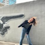 Charlene Choi Instagram - 估吓我同呢埲牆玩咗幾耐？！😛 #旅行點滴 其實 #我啲friend仲癲 🤣🤣 （請自己對號入座😏) 真係群啲乜嘢人就會變咗做乜嘢人⋯😌 好鍾意冇乜plan嘅旅行 #走走吃吃喝喝買買 #就係咁簡單 Cheers 🥂
