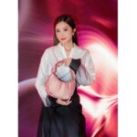 Charlene Choi Instagram – 我個袋裏面有
1）電話
2）card holder
3）Passport
4）眼藥水
5）唇膏 x2
6）補妝盒
7）乾/濕紙巾各一包
8）朱古力一盒
9）酒精噴噴
10）現金
11）一張用過嘅紙巾
#神奇的小手袋 😝
最緊要係個袋靚同輕😍
#顏控
Casual look又得
Formal啲亦得
#去旅行一流 😏

I’m loving the design of this bag. 
It is light, functional, and compact. 
It’s great for everyday use and travels. 
Most important is the bag compliments every style😝

@tumitravel 
#TUMI #TUMIAsra #TUMI19D 
#正菜妍誠意推介
