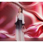 Charlene Choi Instagram – 我個袋裏面有
1）電話
2）card holder
3）Passport
4）眼藥水
5）唇膏 x2
6）補妝盒
7）乾/濕紙巾各一包
8）朱古力一盒
9）酒精噴噴
10）現金
11）一張用過嘅紙巾
#神奇的小手袋 😝
最緊要係個袋靚同輕😍
#顏控
Casual look又得
Formal啲亦得
#去旅行一流 😏

I’m loving the design of this bag. 
It is light, functional, and compact. 
It’s great for everyday use and travels. 
Most important is the bag compliments every style😝

@tumitravel 
#TUMI #TUMIAsra #TUMI19D 
#正菜妍誠意推介