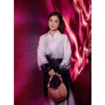 Charlene Choi Instagram – 我個袋裏面有
1）電話
2）card holder
3）Passport
4）眼藥水
5）唇膏 x2
6）補妝盒
7）乾/濕紙巾各一包
8）朱古力一盒
9）酒精噴噴
10）現金
11）一張用過嘅紙巾
#神奇的小手袋 😝
最緊要係個袋靚同輕😍
#顏控
Casual look又得
Formal啲亦得
#去旅行一流 😏

I’m loving the design of this bag. 
It is light, functional, and compact. 
It’s great for everyday use and travels. 
Most important is the bag compliments every style😝

@tumitravel 
#TUMI #TUMIAsra #TUMI19D 
#正菜妍誠意推介