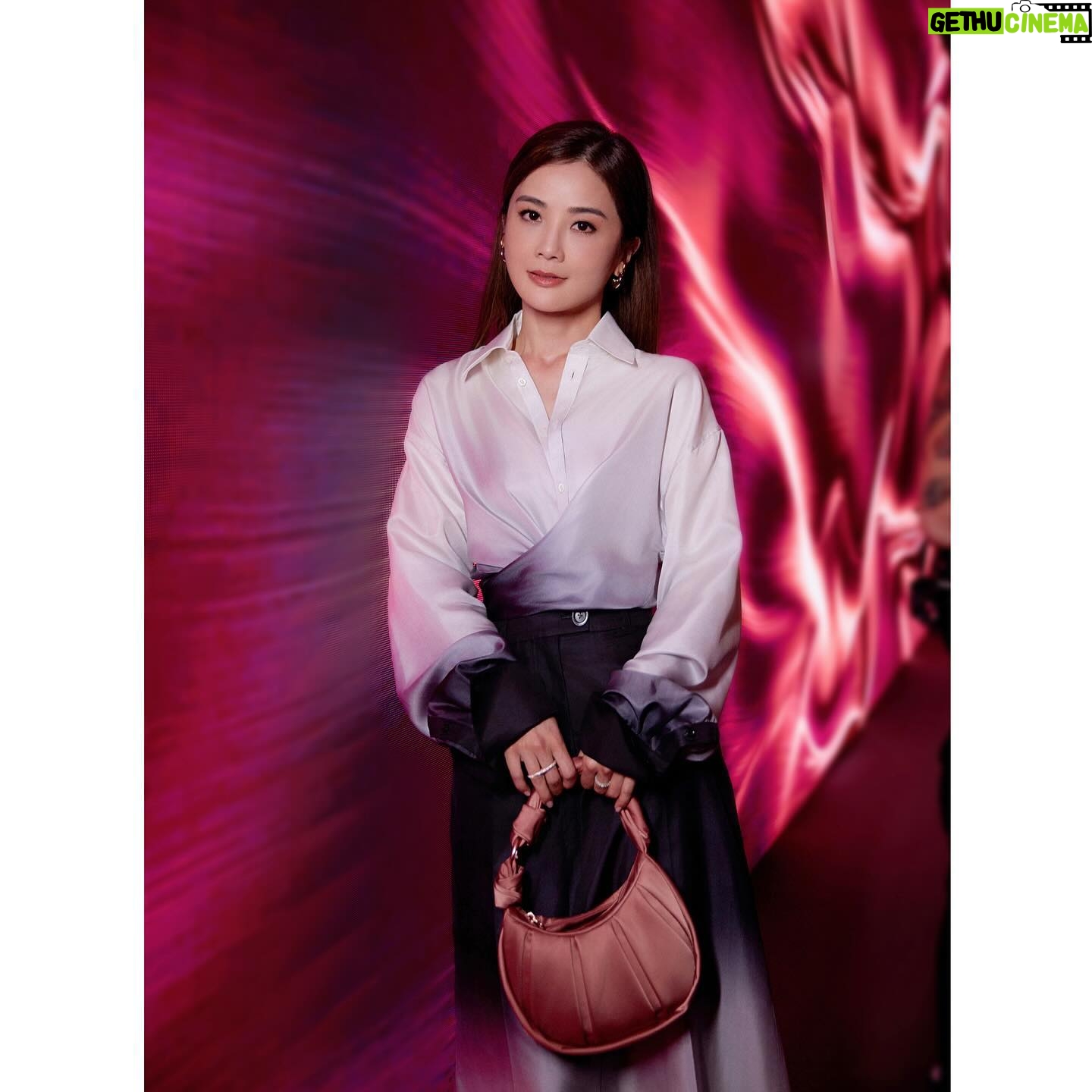 Charlene Choi Instagram - 我個袋裏面有 1)電話 2)card holder 3)Passport 4)眼藥水 5)唇膏 x2 6)補妝盒 7)乾/濕紙巾各一包 8)朱古力一盒 9)酒精噴噴 10)現金 11)一張用過嘅紙巾 #神奇的小手袋 😝 最緊要係個袋靚同輕😍 #顏控 Casual look又得 Formal啲亦得 #去旅行一流 😏 I’m loving the design of this bag. It is light, functional, and compact. It’s great for everyday use and travels. Most important is the bag compliments every style😝 @tumitravel #TUMI #TUMIAsra #TUMI19D #正菜妍誠意推介