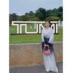 Charlene Choi Instagram – 我個袋裏面有
1）電話
2）card holder
3）Passport
4）眼藥水
5）唇膏 x2
6）補妝盒
7）乾/濕紙巾各一包
8）朱古力一盒
9）酒精噴噴
10）現金
11）一張用過嘅紙巾
#神奇的小手袋 😝
最緊要係個袋靚同輕😍
#顏控
Casual look又得
Formal啲亦得
#去旅行一流 😏

I’m loving the design of this bag. 
It is light, functional, and compact. 
It’s great for everyday use and travels. 
Most important is the bag compliments every style😝

@tumitravel 
#TUMI #TUMIAsra #TUMI19D 
#正菜妍誠意推介