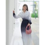 Charlene Choi Instagram – 我個袋裏面有
1）電話
2）card holder
3）Passport
4）眼藥水
5）唇膏 x2
6）補妝盒
7）乾/濕紙巾各一包
8）朱古力一盒
9）酒精噴噴
10）現金
11）一張用過嘅紙巾
#神奇的小手袋 😝
最緊要係個袋靚同輕😍
#顏控
Casual look又得
Formal啲亦得
#去旅行一流 😏

I’m loving the design of this bag. 
It is light, functional, and compact. 
It’s great for everyday use and travels. 
Most important is the bag compliments every style😝

@tumitravel 
#TUMI #TUMIAsra #TUMI19D 
#正菜妍誠意推介