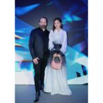 Charlene Choi Instagram – 我個袋裏面有
1）電話
2）card holder
3）Passport
4）眼藥水
5）唇膏 x2
6）補妝盒
7）乾/濕紙巾各一包
8）朱古力一盒
9）酒精噴噴
10）現金
11）一張用過嘅紙巾
#神奇的小手袋 😝
最緊要係個袋靚同輕😍
#顏控
Casual look又得
Formal啲亦得
#去旅行一流 😏

I’m loving the design of this bag. 
It is light, functional, and compact. 
It’s great for everyday use and travels. 
Most important is the bag compliments every style😝

@tumitravel 
#TUMI #TUMIAsra #TUMI19D 
#正菜妍誠意推介