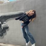 Charlene Choi Instagram - 估吓我同呢埲牆玩咗幾耐？！😛 #旅行點滴 其實 #我啲friend仲癲 🤣🤣 （請自己對號入座😏) 真係群啲乜嘢人就會變咗做乜嘢人⋯😌 好鍾意冇乜plan嘅旅行 #走走吃吃喝喝買買 #就係咁簡單 Cheers 🥂