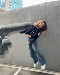 Charlene Choi Instagram - 估吓我同呢埲牆玩咗幾耐？！😛 #旅行點滴 其實 #我啲friend仲癲 🤣🤣 （請自己對號入座😏) 真係群啲乜嘢人就會變咗做乜嘢人⋯😌 好鍾意冇乜plan嘅旅行 #走走吃吃喝喝買買 #就係咁簡單 Cheers 🥂