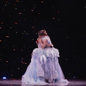 Charlene Choi Instagram - 今日嘅我雖然個身體已經放緊假 
但個心依然掛住演唱會嘅日子
14場呀！係14場呀！
我哋完成咗一連14場嘅演唱會 
唔單止打破咗我哋嘅紀錄
仲做到以前覺得係無可能嘅事
而且圓滿完成喇！
好叻呀我地！！！👯‍♀️

呢段時間極度嚴謹又規律嘅生活
運動訓練彩排演出已經變成我生活嘅一部份
我仲記得 
第一日當我企喺紅館個舞台上面
望住阿嬌
望住每一位觀眾
我嗰種最純粹嘅快樂全部返晒嚟
好多好多畫面
好似走馬燈咁係我腦海閃過
時間好似返番去以前嘅咁樣

22年真係唔容易
我哋兩個一齊經歷過大大小小嘅高低起伏
面對過無數次難關
經歷咗不同嘅人生階段
出道嘅時候又點會諗到可以走到咁耐

每一晚見到好多觀眾嘅面孔都好熟悉
有一啲係由我地出道就跟到而家嘅
有一啲係喺好多活動見過又好耐冇見嘅
有啲係佢哋好細個嘅時候見過
到而家有自己嘅家庭帶埋成家人嚟睇演唱會嘅粉絲
嗰種感覺就好似喺條街度撞番個小學同學咁
未必成日會聯絡
未必成日會見面
但一見到就好親切
想互道一句你好嗎
大部分嘅粉絲都已經走出校園
踏入社會
開始發現呢個世界並唔係你想像咁容易
要學習去面對同埋接受好多以前未見識過嘅人和事
要學會面對生活同工作中嘅壓力
又或者要承擔起為人父母嘅責任

我哋開呢個演唱會就係希望
大家無論身分點樣轉換
入到嚟睇呢個show嘅所有人
都會記返起自己心底最純粹嘅快樂
嗰個最簡單嘅自己
暫時拋開生活中嘅煩惱
同一班相同頻道嘅人
去一次盛大嘅party
嚟一場青春嘅約定
感恩以前嘅自己
睇完之後又可以充滿力量
精神滿滿咁投入生活同工作

而今次嘅演唱會
對我自己嚟講
都好似入咗一個加油站咁
老實講做呢個演唱會之前我好擔心
好大壓力
因為體力都唔係以前細個咁
仲要連開14場係以前無做過嘅事
加上聲帶傷咗幾年
一直都揾緊唔同嘅方法去恢復 
針灸 食藥 中醫 西醫 氣功 練唔同嘅發聲位等等
可以諗到嘅任何方法都有試過
抱著豁出去嘅心態盡自己最大能力去做呢一次演出
但真正開始咗之後
嗰種被大家激發出嚟嘅熱情同埋能量令我克服咗自己嘅心理恐懼
我依然係咁鍾意舞台
咁鍾意唱歌
咁鍾意表演
嗰一份初心依然熾熱
嗰種最純粹嘅快樂原來一直都在
以前好多覺得過唔到或者覺得個天都要跌落嚟
好灰好難過嘅時刻
此時此刻一切都雲淡風輕
回頭望返好似以前嘅難關都唔係啲咩大件事
反而仲想多謝呢啲所有好或者唔好嘅經歷
成就到如今嘅自己

人越長大
就越要記得向前看向前行
今次我又叉滿電喇
我會繼續向前
你地都係呀！
下次再見我哋大家都會係更好嘅自己！
多謝大家🥰
#twinsspirit 
#twinsspiritsince2001liveinhongkong