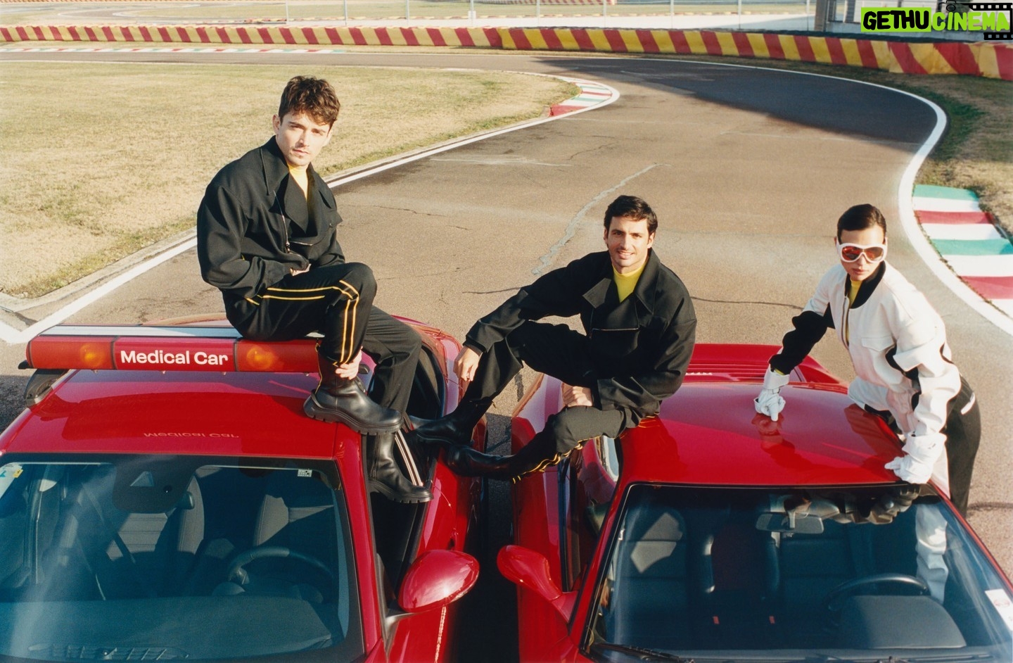 Charles Leclerc Instagram - “Quello che stiamo vivendo è un cambiamento importante, per forza positivo”, spiega il pilota spagnolo @carlossainz55, mentre @charles_leclerc aggiunge: “Mi fa piacere che la F1 stia avendo sempre più importanza e visibilità in ambienti diversi, come quello della moda, che è una delle mie passioni e mi dà l’opportunità di esplorare il mio lato creativo”. Anche chi ci ha aperto le porte di casa Ferrari a Fiorano, il team principal della Scuderia Frédéric Vasseur, è d’accordo: “È bello il modo in cui la Formula Uno sia riuscita a uscire dai confini del motorsport e dello sport in generale diventando un vero e proprio fenomeno di costume”. Leggi l’articolo a cura di @mara_sangi e scopri il servizio completo al link in bio e in edicola, a partire dal 3 maggio. Credits: Photographer @xiangyu_liu Stylist #anastasiabarbieri Model: @irinashayk Drivers: @charles_leclerc, @carlossainz55 Hair @charlielemindu Make-up @kalikennedy Set Design Michela Natella Nails @saraciufo_nails St assistant @nicomao Production @amazedbyproduction Look @ferraristyle Head of Editorial Content @franragazzi Global Director, Talent & Casting: @mrsvoguester #VogueCover #MayIssue