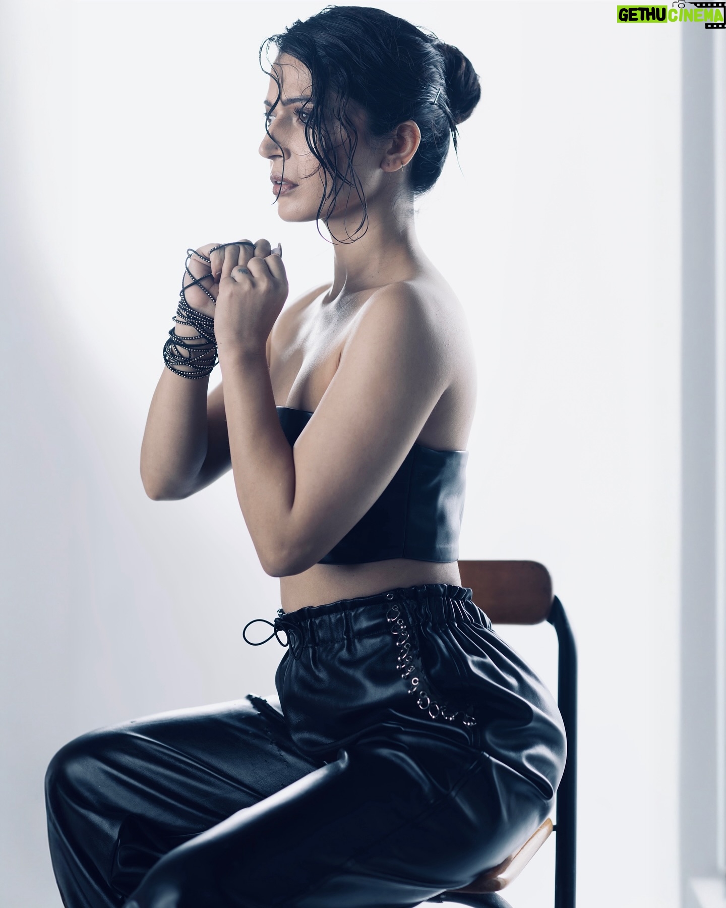 Charlie Chauhan - 3 Likes - Shot by @rafique_sayed
MUA @tabassumbhatii
Designer @swarupabhagavatula @mouktika_style