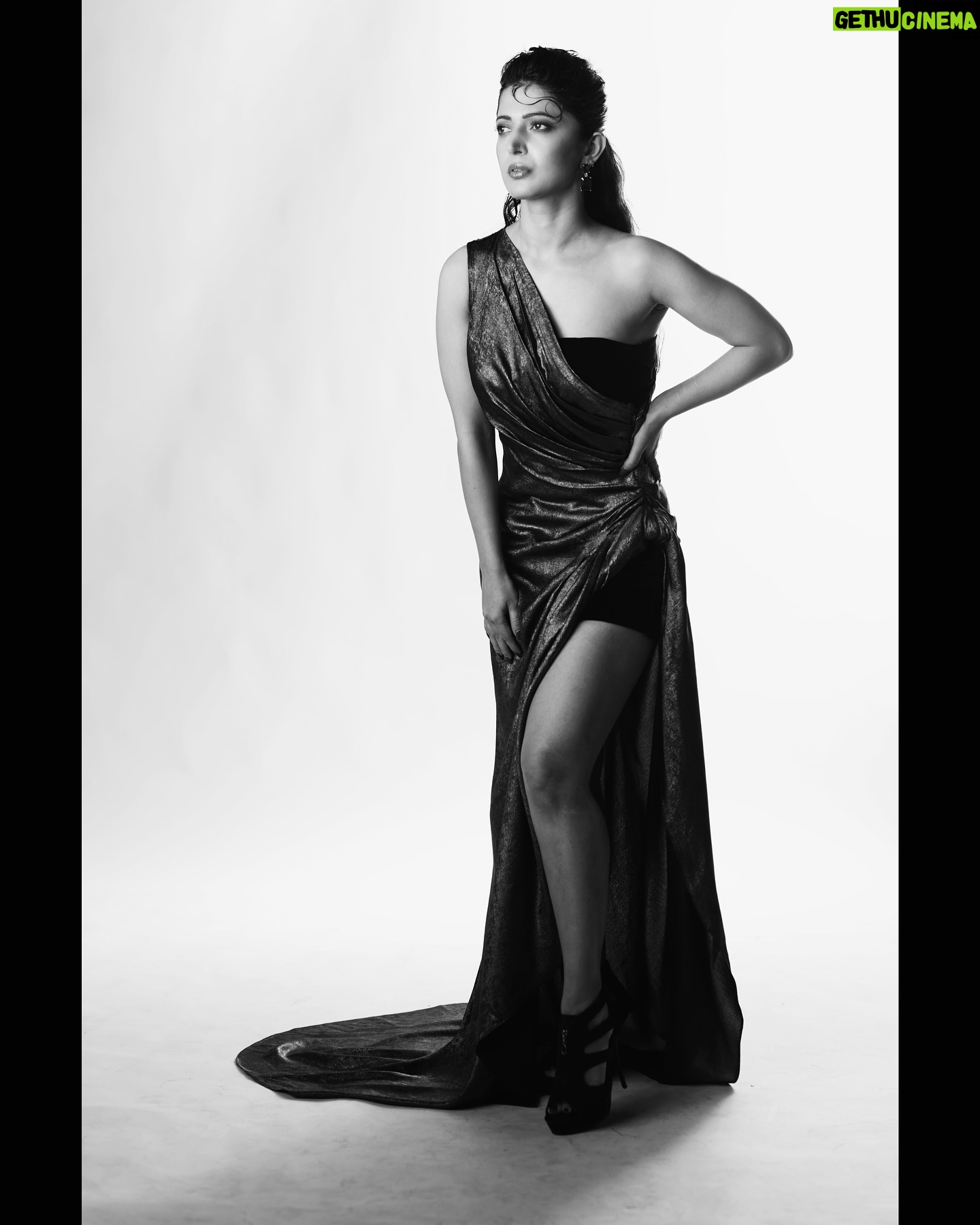 Charlie Chauhan - 3 Likes - Shot by @rafique_sayed
MUA @tabassumbhatii
Designer @swarupabhagavatula @mouktika_style