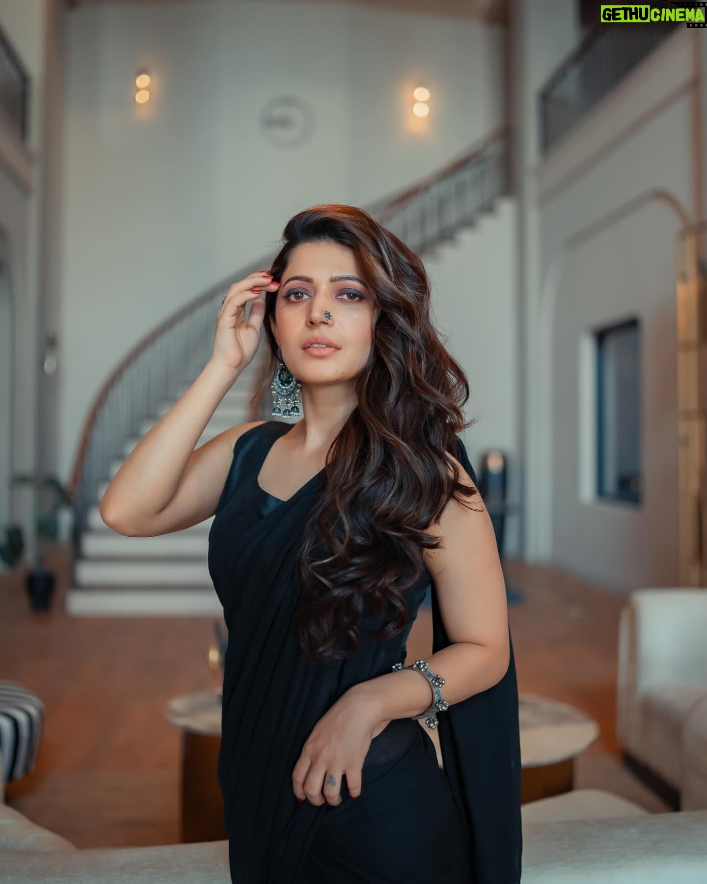 Charlie Chauhan - 3 Likes - Shot by @areesz
Makeup @blush_on_by_shrutishah
Hair @lavish_beauties_by_lavanya
Styled by @priyanshi2102
Earings @the_jewel_gallery
Ring, Bracelet, Nosepin @rejuvenatejewels
Footwear @themissdesignercollection
Wearing @tamairafashion
Location @bookrecce_locations @stardomcelebritymanagement