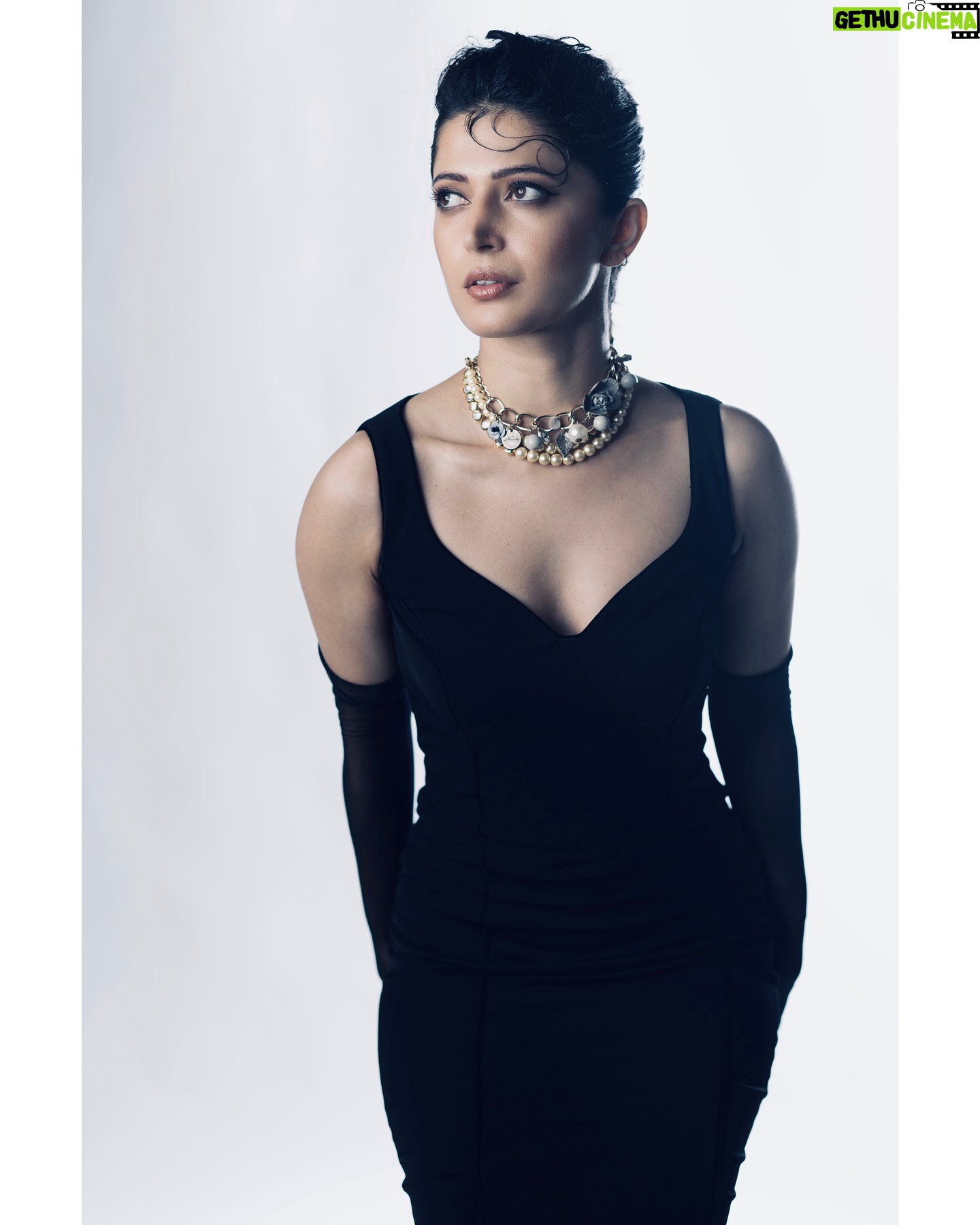 Charlie Chauhan - 3 Likes - Shot by @rafique_sayed
MUA @tabassumbhatii
Designer @swarupabhagavatula @mouktika_style