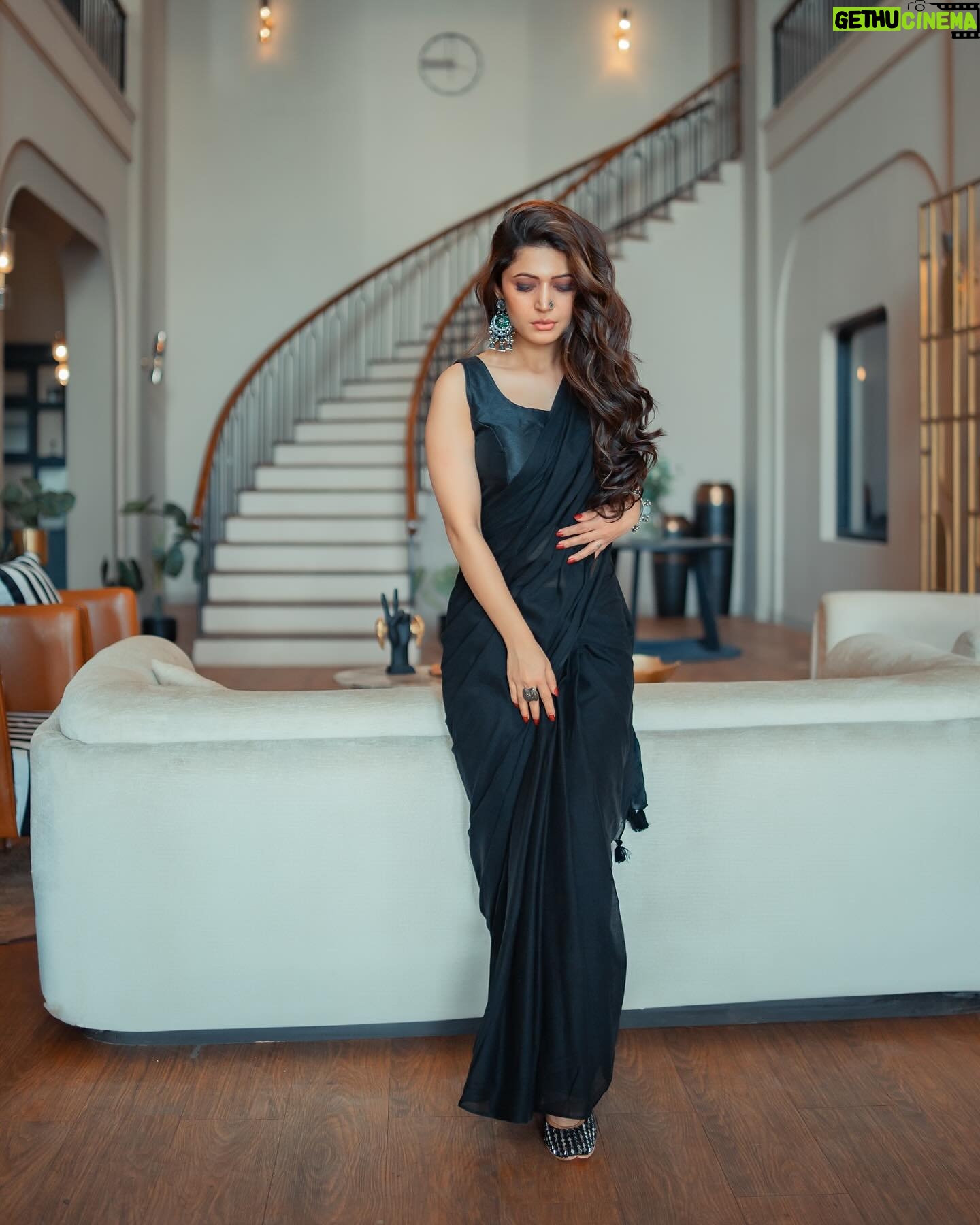 Charlie Chauhan - 3 Likes - Shot by @areesz
Makeup @blush_on_by_shrutishah
Hair @lavish_beauties_by_lavanya
Styled by @priyanshi2102
Earings @the_jewel_gallery
Ring, Bracelet, Nosepin @rejuvenatejewels
Footwear @themissdesignercollection
Wearing @tamairafashion
Location @bookrecce_locations @stardomcelebritymanagement