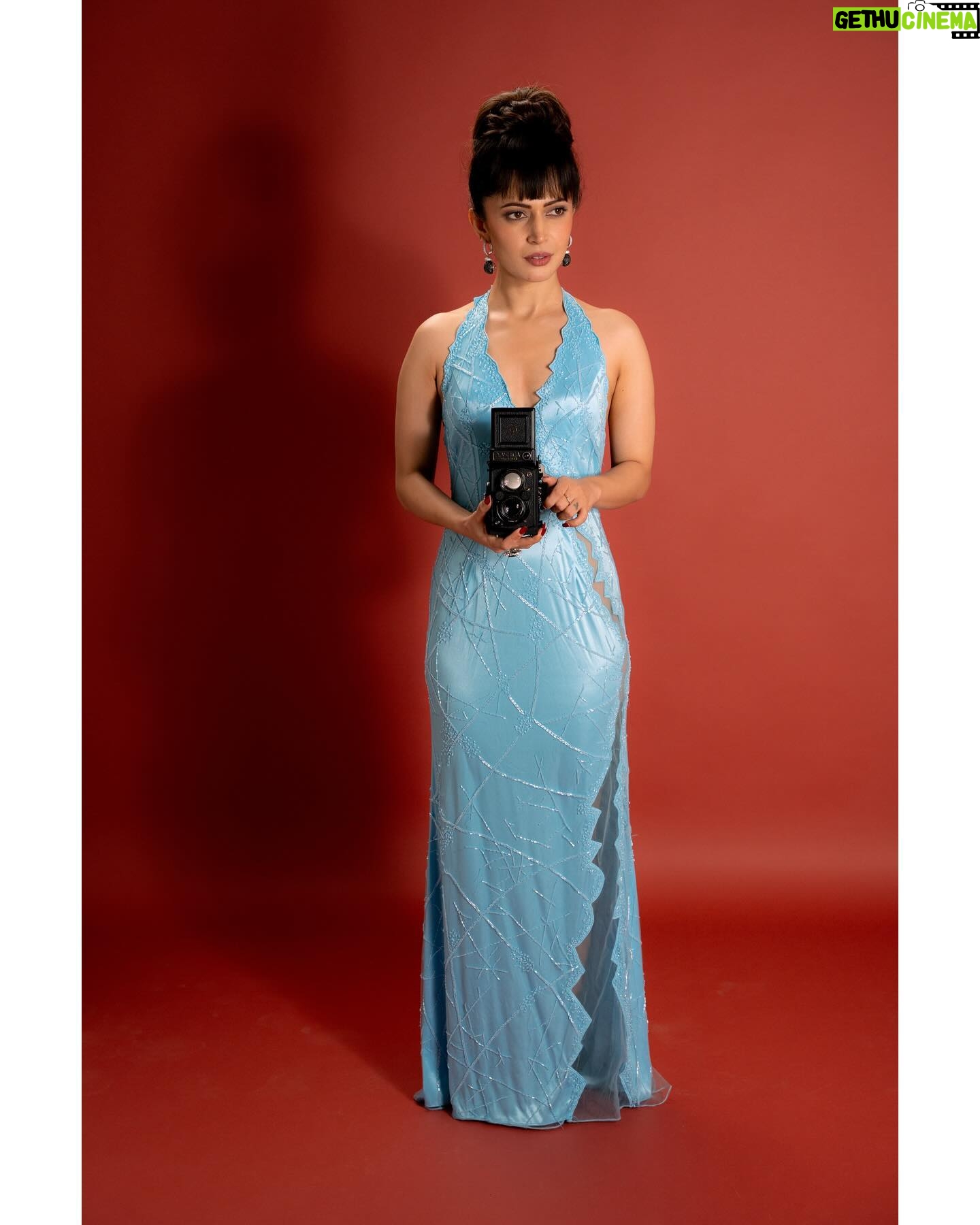 Charlie Chauhan - 3 Likes - Shot by @manuj_kathuria
MUA @blush_on_by_shrutishah @lavish_beauties_by_lavanya
Wearing @kavita_sonchatra
Studio @soil.studio_
Accessories @the_jewel_gallery @priyanshi2102