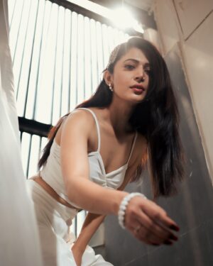 Charlie Chauhan Instagram - Shot by @deepali_td_official 
MUA @lavish_beauties_by_lavanya 
Wearing @charaavi_studio 
Stylist @priyanshi2102 
Location @bookrecce.locations @maccccckkkkkkkkk 
Accesories @the_jewel_gallery