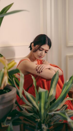 Charlie Chauhan Instagram - kash zindagi kavita si hoti
or insaan shabdo sa 
jo kavita mai baith nahi raha 
usey badal dete 🍁Heer🍁