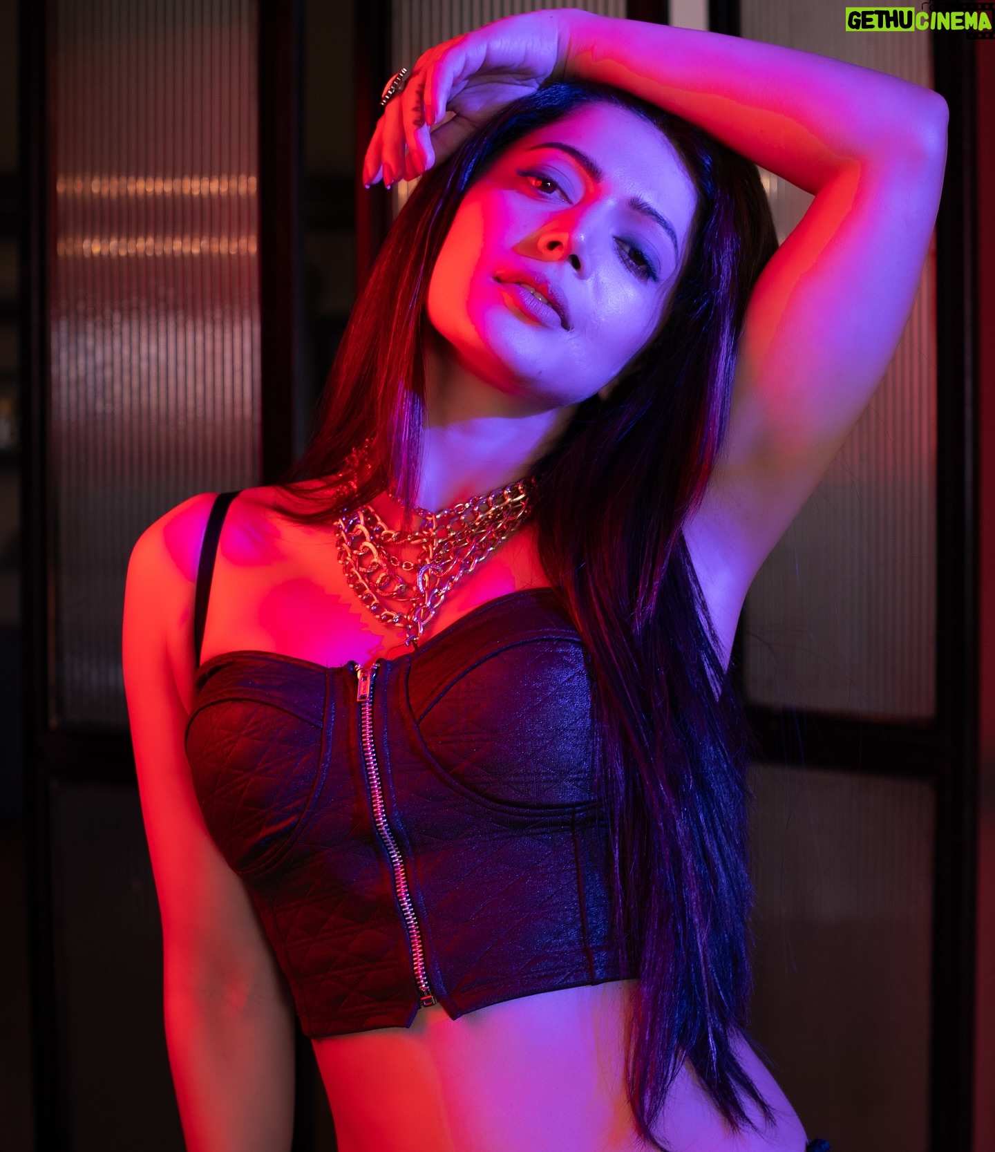 Charlie Chauhan - 3 Likes - Shot by @areesz
Makeup @blush_on_by_shrutishah
Hair @lavish_beauties_by_lavanya
Styled by @priyanshi2102
Jewel @ rejuvenatejewels
Heels @londonrag_in
Location @bookrecce_locations @stardomcelebritymanagement