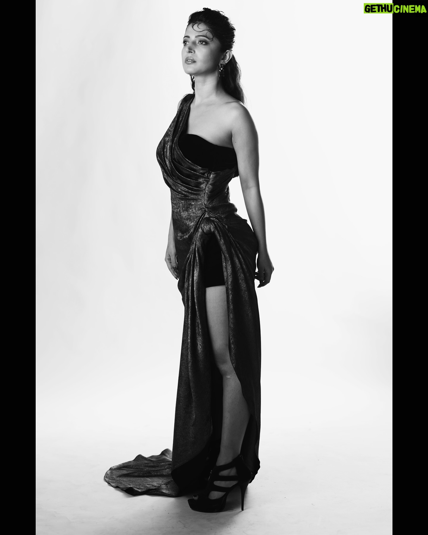 Charlie Chauhan - 3 Likes - Shot by @rafique_sayed
MUA @tabassumbhatii
Designer @swarupabhagavatula @mouktika_style