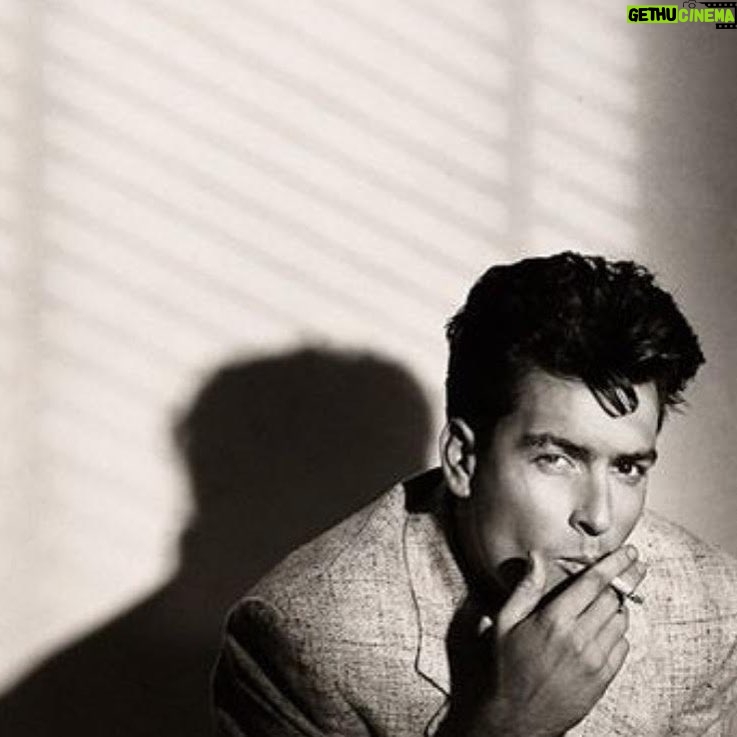 Charlie Sheen - 20.2K Likes - inhale the
awe sum
exhale
the bullshit ©