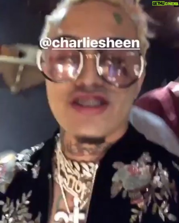 Charlie Sheen - 41.9K Likes - first
this: (visual 1)
and
then this: (visual 2)
just
another
Wednesday in
Sheen-ville !
#TheOhGeeWinner