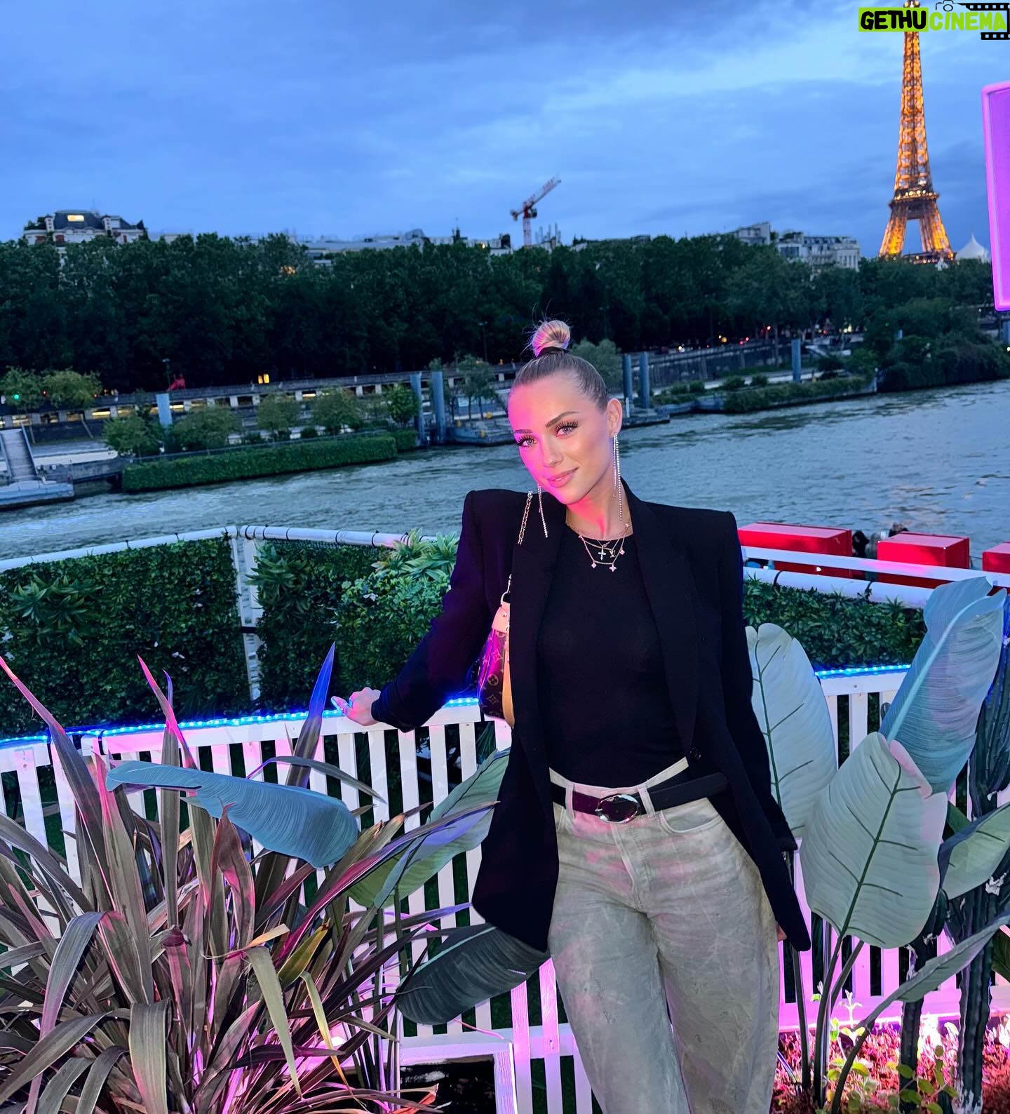 Charlotte Bobb Instagram - Hier soir à la soirée du @delta_festival 🎉 BIEN SUR que j’y serai en septembre 🥳🤩 qui y sera ? Attendez pour ceux qui n’ont pas encore de pass j’ai une petite surprise 😎 -21€ sur tous les pass avec le code « wearedelta » si ça c’est pas de la bombe 🔥 Collaboration commerciale
