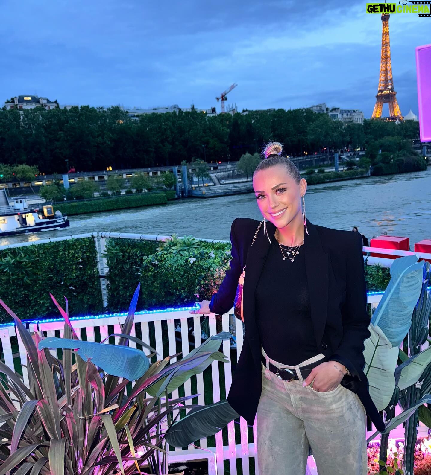 Charlotte Bobb Instagram - Hier soir à la soirée du @delta_festival 🎉 BIEN SUR que j’y serai en septembre 🥳🤩 qui y sera ? Attendez pour ceux qui n’ont pas encore de pass j’ai une petite surprise 😎 -21€ sur tous les pass avec le code « wearedelta » si ça c’est pas de la bombe 🔥 Collaboration commerciale