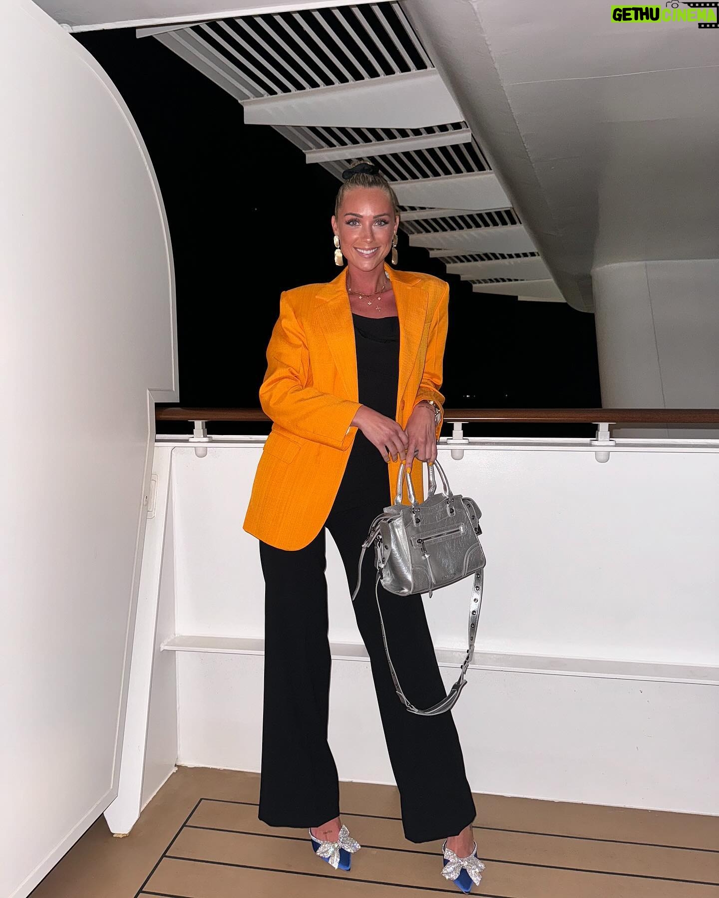 Charlotte Bobb Instagram - •publicité• MAIS 🥹 ces talons svp 🤯 Je trouve qu’ils font tout sur la tenues et vrmt ils sont tellement beaux c’est un délire @stevemaddeneu vous rigolez vrmt pas sur vos produits hyper quali (pareil le sac vient de chez eux waw pépite tout ce qu’on peut trouver sur leur site ✨) #stevemaddeneu #maddensquad