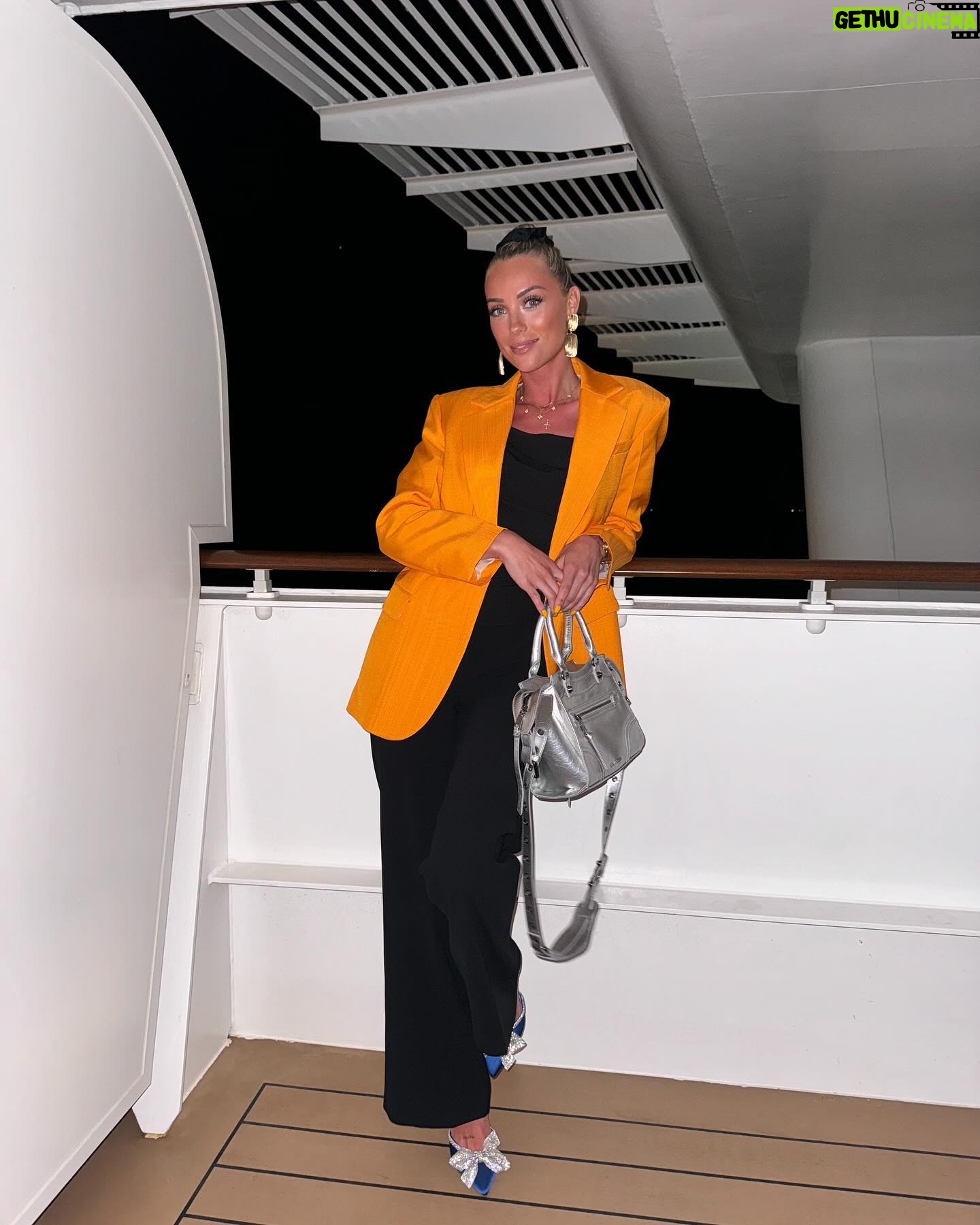 Charlotte Bobb Instagram - •publicité• MAIS 🥹 ces talons svp 🤯 Je trouve qu’ils font tout sur la tenues et vrmt ils sont tellement beaux c’est un délire @stevemaddeneu vous rigolez vrmt pas sur vos produits hyper quali (pareil le sac vient de chez eux waw pépite tout ce qu’on peut trouver sur leur site ✨) #stevemaddeneu #maddensquad